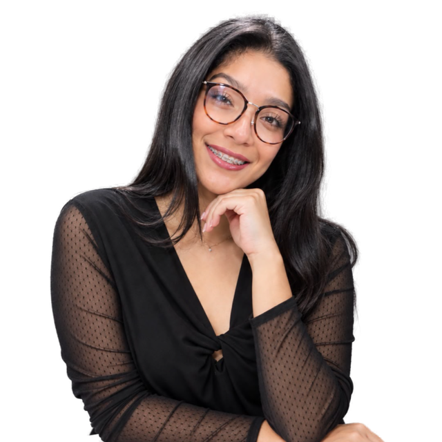 Rocio Monge, productora de eventos, sonriendo con la mano apoyada en el mentón
